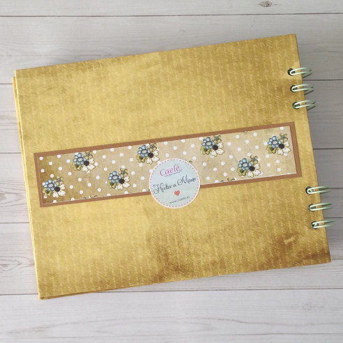 Álbum artesanal de fotos "Fantasía" hecho a mano mediante scrapbooking.